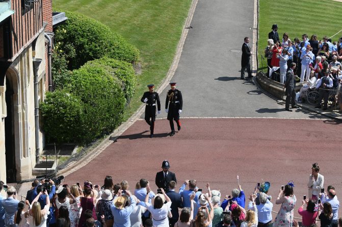 Los príncipes Enrique y Guillermo saludan a los congregados para la boda entre Enrique y Meghan Markle.