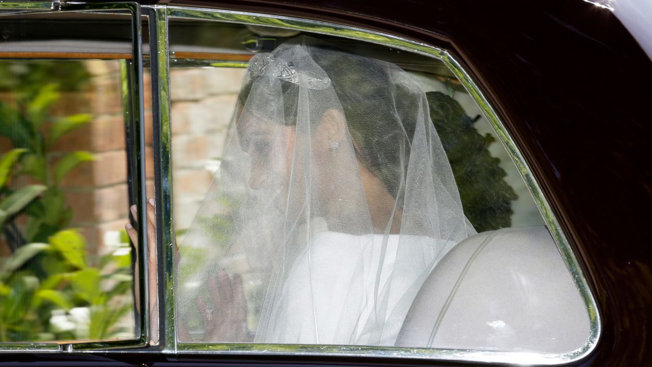 Meghan Markle deja Cliveden House Hotel en Taplow, cerca de Londres, Inglaterra, el sábado 19 de mayo de 2018 antes de su ceremonia de boda con el príncipe Enrique en la Capilla de San Jorge en el Castillo de Windsor.