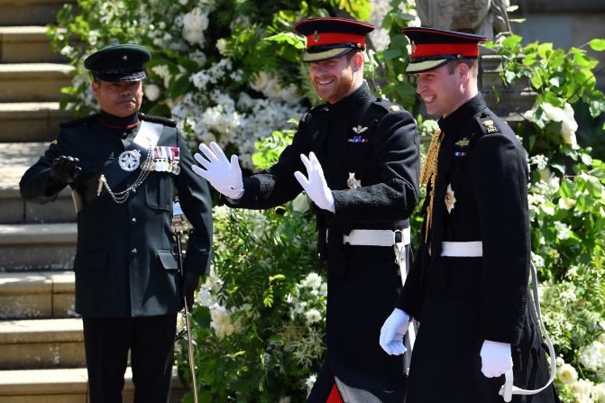 El príncipe Enrique sonríe a los congregados para su boda. Entró al castillo de Windsor junto a su hermano, el príncipe Guillermo.