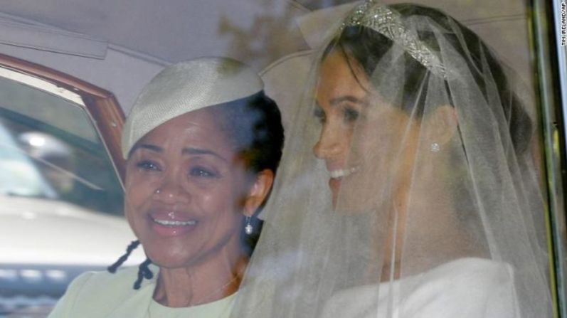 Meghan Markle y su madre en una imagen tomada dentro del coche que la condujo al palacio de Windsor para su boda con el príncipe Enrique.