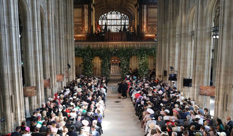 Imagen del interior de la capilla donde se celebra el matrimonio entre Enrique y Meghan.