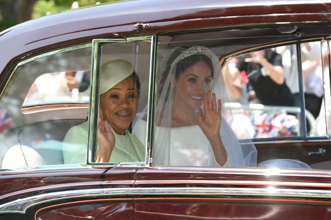 Meghan Markle junto a su madre, Doria Ragland, en el coche en el que fueron conducidas a Windsor.