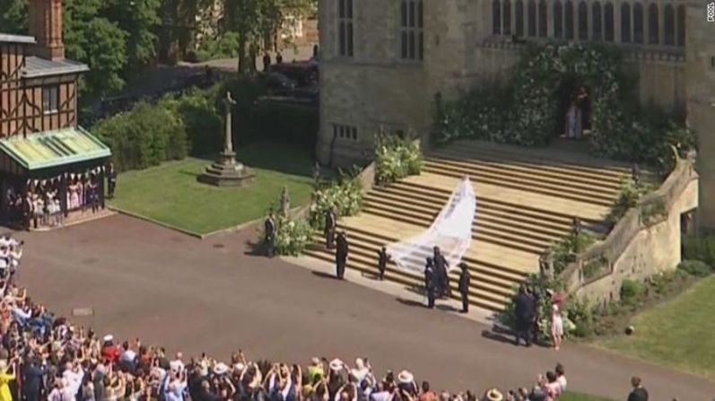 Meghan Markle, la novia, sube las escaleras para entrar a la capilla de San Jorge.