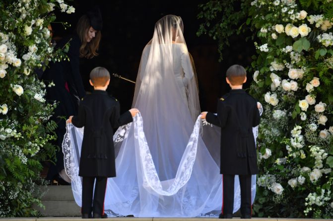 Imagen de la espalda y velo de Meghan Markle a su entrada a la capilla de San Jorge para casarse con el príncipe Enrique.