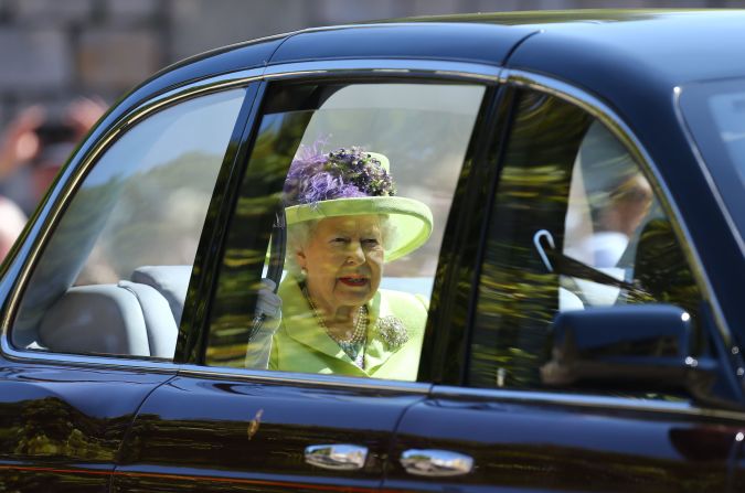 La reina Isabel II vistió un vestido en tono amarillo para la boda de su nieto Enrique con Meghan Markle.