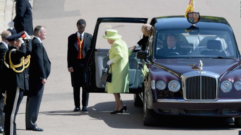 CNNE 525744 - asi llega la reina isabel ii a la capilla de san jorge