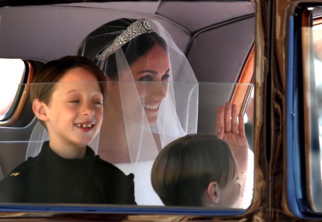 Los niños John y Brian Mulroney, pajes de Meghan Markle, con ella en el coche mientras saluda a su llegada.