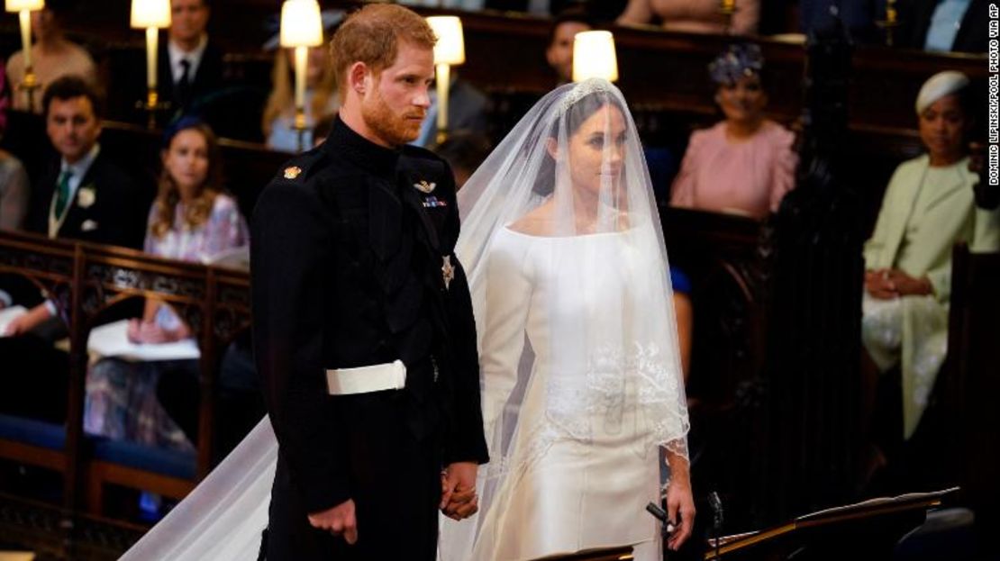 El príncipe Enrique y Meghan Markle en el altar.