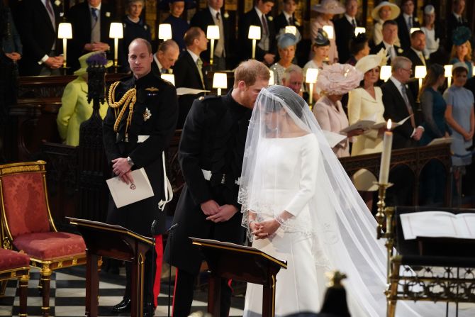 Complicidad de los novios durante la ceremonia.