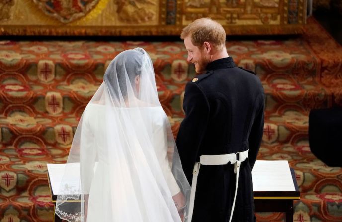 El príncipe Enrique y Meghan Markle no pararon de mirarse y sonreír durante la ceremonia de boda real.