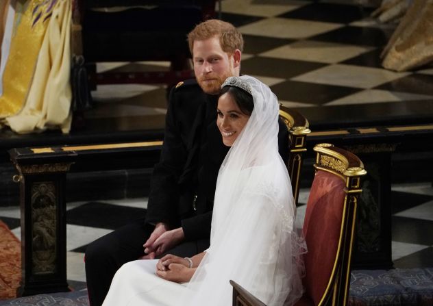 Los novios Enrique y Meghan Markle sonríen durante la ceremonia de su matrimonio.