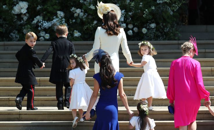 Katalina Middleton, duquesa de Cambridge, llega a la ceremonia junto a sus hijos y damas que acompañan a los novios.