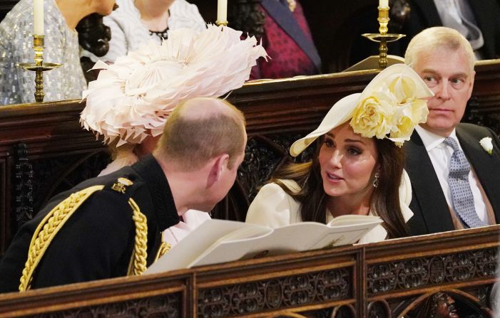 La familia real británica durante la boda en la capilla de San Jorge: el príncipe Guillermo habla con su esposa, Catalina Middleton.