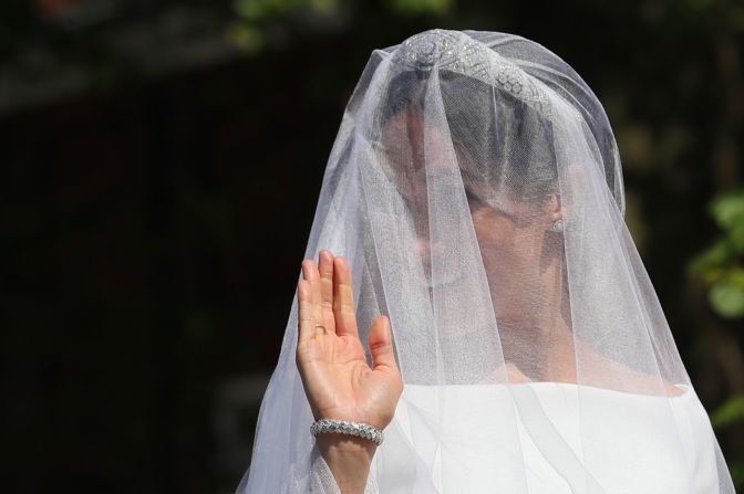 Meghan Markle saluda con una sonrisa a las personas congregadas que la esperaban a su llegada a Windsor.