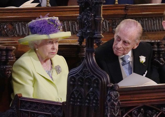 La reina de Inglaterra, Isabel II, junto a su esposo, el príncipe Felipe, sentados en la capilla de San Jorge.