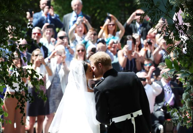 El esperado beso frente a la multitud agolpada para ver al príncipe Enrique y Meghan Markle, recién casados.