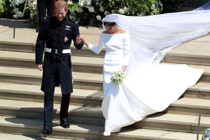 Los duques de Sussex a su salida de la capilla de San Jorge tras convertirse en marido y mujer.