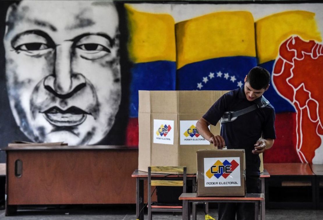 Un hombre ejerce su voto en Caracas.