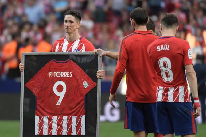 Torres recibió una camiseta enmarcada con su nombre y su clásico número nueve.