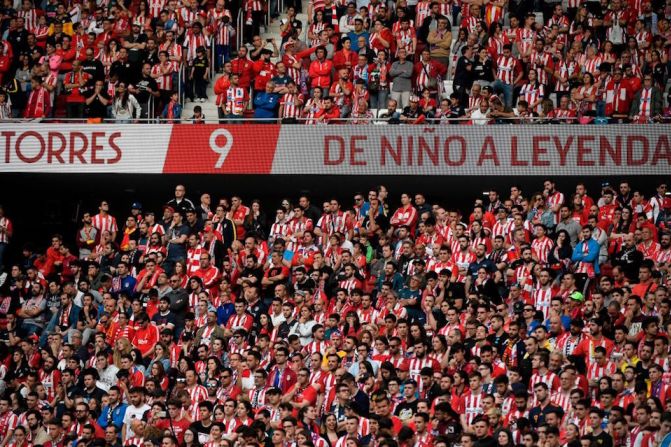 La afición del Atlético de Madrid mostró la leyenda: "Fernando Torres: de niño a leyenda". El apodo de Torres es "El Niño".