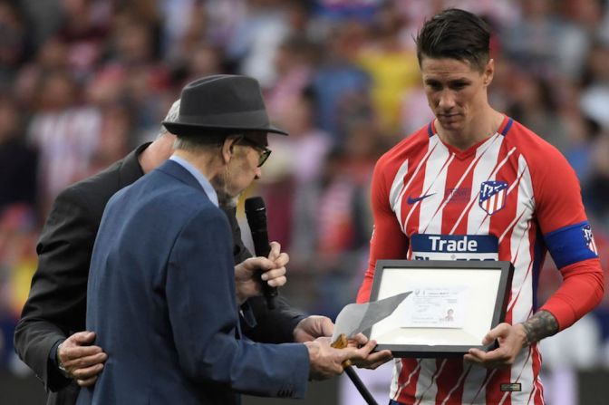 Torres recibió un homenaje en el campo del Atlético de Madrid.