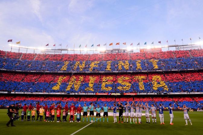 Un mosaico realizado por los asistentes al partido en las gradas del estadio mostraba el mensaje "Iniesta infinito".