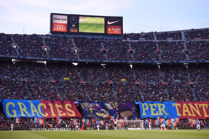 Seguidores del Barcelona mostraron una pancarta para Iniesta con el mensaje "Gracias por todo".