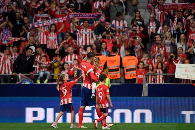 Fernando Torres se despide de la afición del Atlético de Madrid junto con sus hijos.