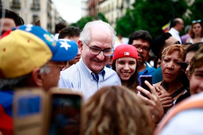 El exalcalde de Caracas y líder opositor Antonio Ledezma participó en las protestas en Madrid.