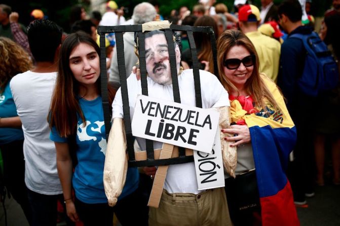 Miembros de la comunidad venezolana en España marcharon en Madrid para protestar contra las elecciones en su país.