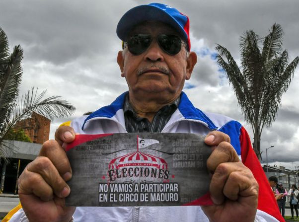 Venezolanos en Bogotá, Colombia, rechazaron las elecciones que se llevan a cabo este domingo en su país.