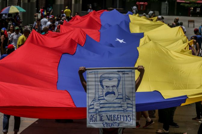 Venezolanos en Medellín, Colombia, protestan contra el gobierno del presidente Nicolás Maduro y contra las elecciones en Venezuela.