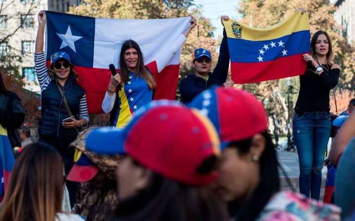 Venezolanos en Santiago de Chile protestan contra las elecciones en Venezuela.