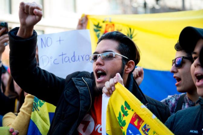 Venezolanos en Santiago de Chile protestan contra las elecciones en Venezuela.