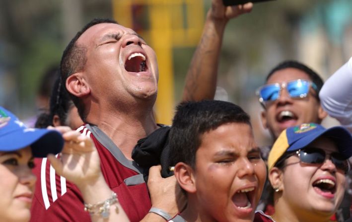 Miembros de la comunidad venezolana en Perú protestan en Lima contra las elecciones en su país.