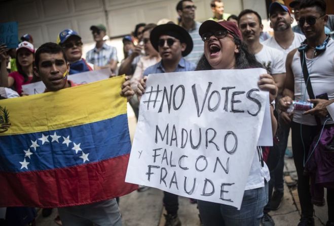 Venezolanos en México protestan frente a la embajada de Venezuela en la Ciudad de México.