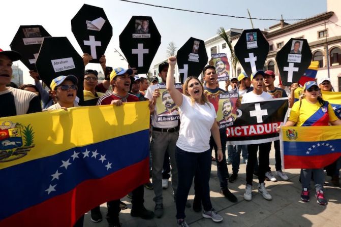 Miembros de la comunidad venezolana en Perú protestan en Lima, en los alrededores de la embajada de Venezuela.