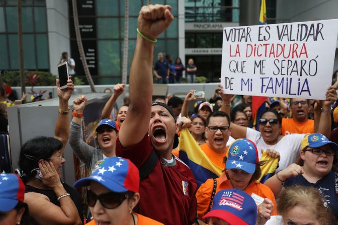 Protestas contra las elecciones en Venezuela se realizaron este domingo en varios países del continente. En Miami, Estados Unidos, Marcos Carbono (centro) se reunió con otros manifestantes para protestar frente al Consulado General de Venezuela.