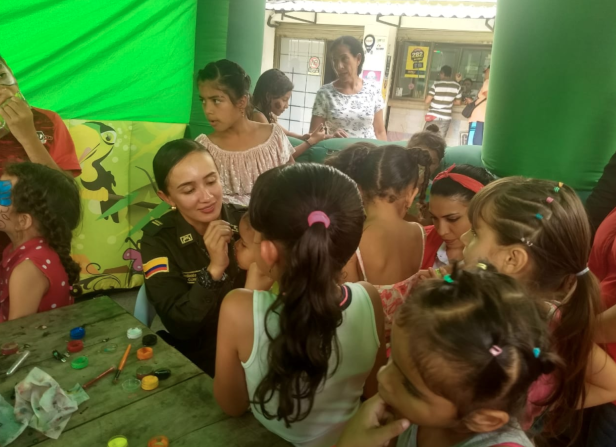 La Policía de la Infancia de Antioquia viajó hasta Valdivia para prestar atención a los niños evacuados por la crisis, según informó la institución.