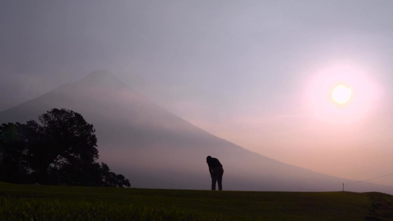 CNNE 526143 - vive el golf en las faldas de un volcan activo