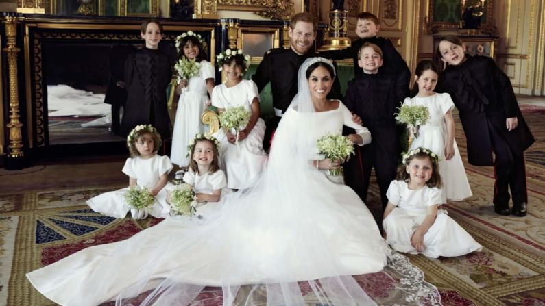 El duque y la duquesa de Sussex han publicado varias fotografías oficiales tomadas el día de su boda por el reconocido fotógrafo de moda y retrato Alexi Lubomirski. En esta toma más informal, la pareja está rodeada solo de niños.