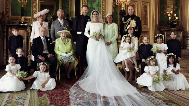 En una fotografía, a la pareja de recién casados se unen la reina, el duque de Edimburgo, el príncipe de Gales y la duquesa de Cornualles, el duque y la duquesa de Cambridge y la madre de Meghan, Doria Ragland. El grupo está rodeado por los pajes y las damas de honor.