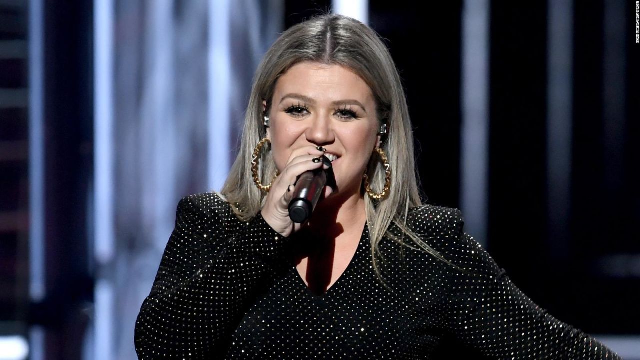 CNNE 526190 - kelly clarkson sobre los tiroteos- "los momentos de silencio no estan funcionando"