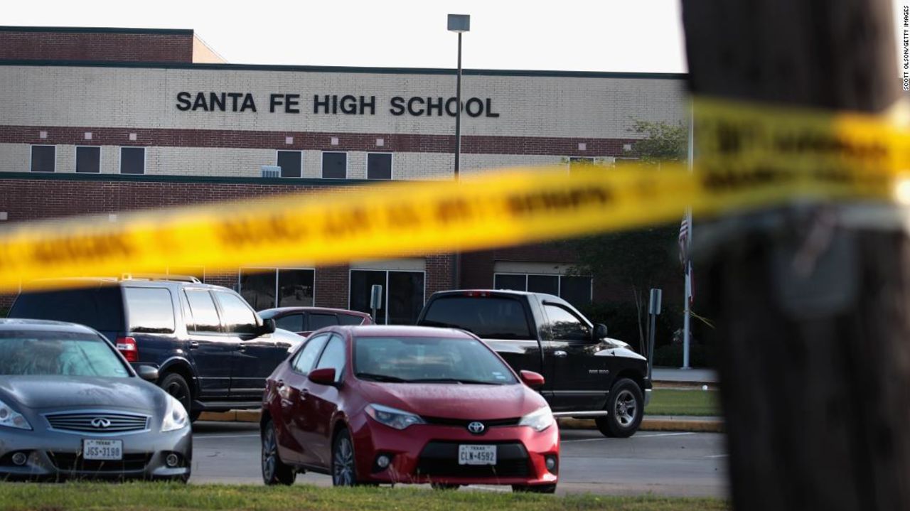 Frontis de la escuela de Santa Fe, Texas, donde murieron 10 personas en un reciente tiroteo.