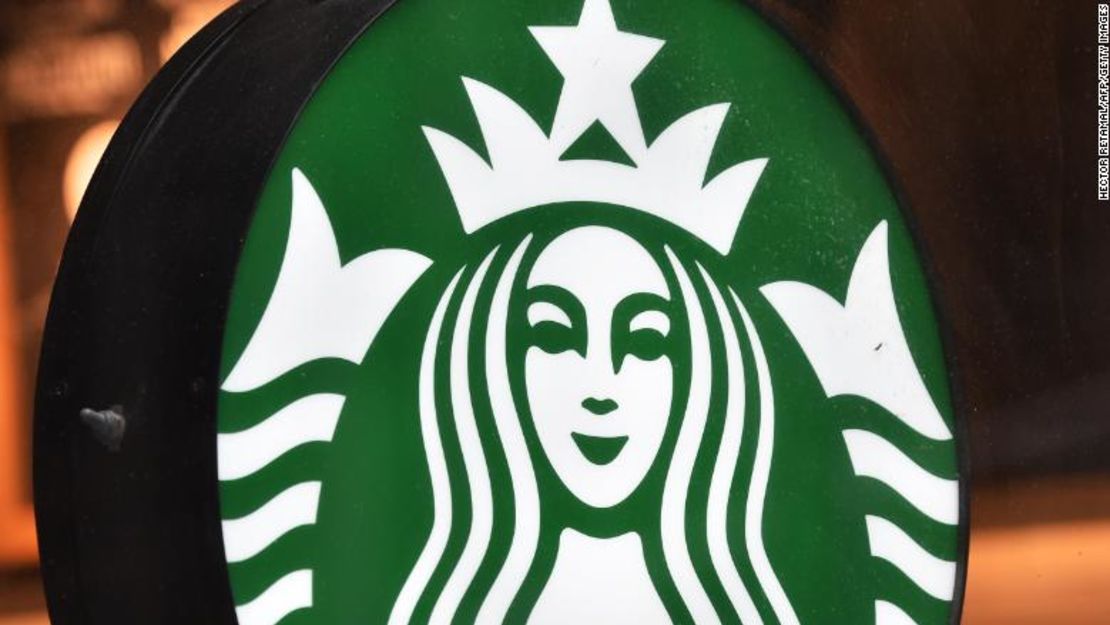 Starbucks continúa con su cambio de políticas para que sus locales sean más inclusivos.