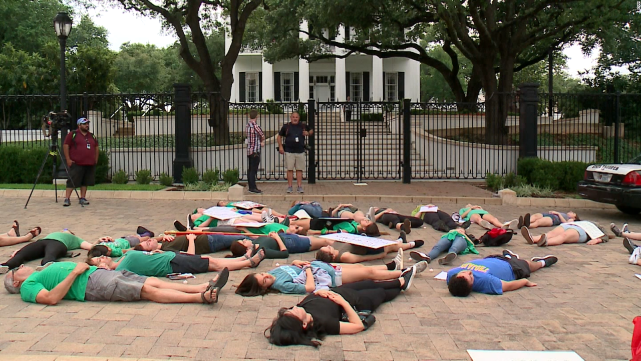 CNNE 526258 - protestan tras tiroteo en texas haciendose los muertos