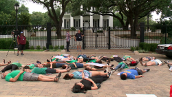 CNNE 526258 - protestan tras tiroteo en texas haciendose los muertos