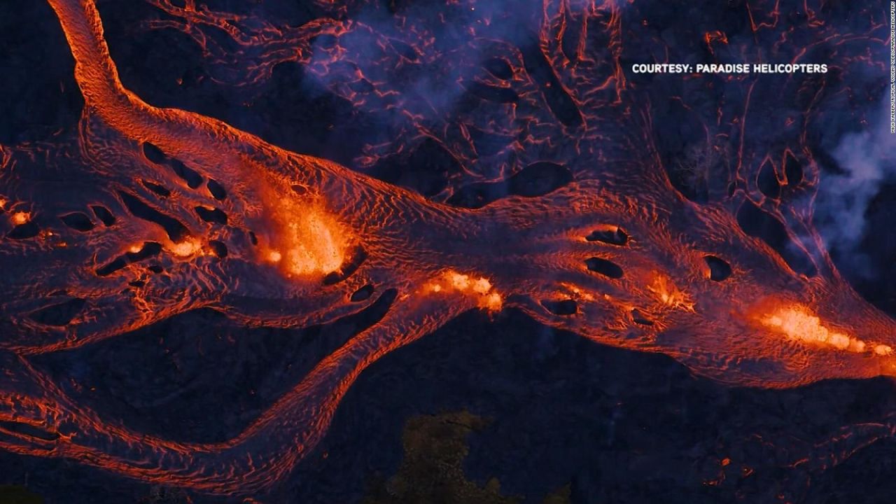 CNNE 526260 - #laimagendeldia- lava del volcan kilauea sale por gigantescas grietas