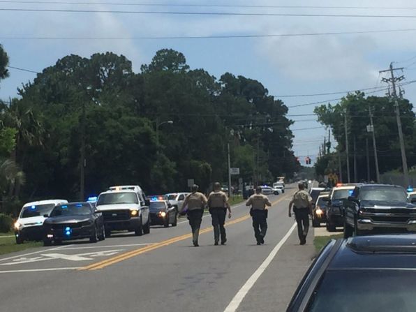 El sheriff del condado de Bay en la Florida está respondiendo a un tiroteo en un complejo de apartamentos en Panama City. Mira en esta galería las primeras imágenes de la escena.