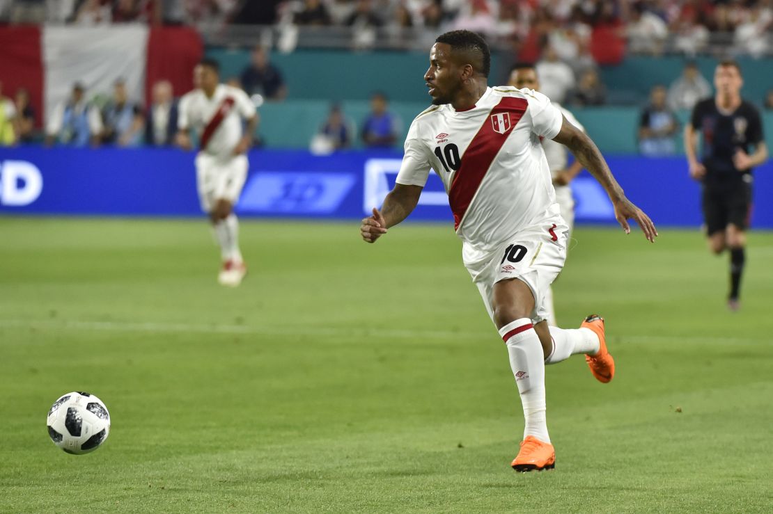 Jefferson Farfán es un titular indiscutible en el equipo que dirige Ricardo Gareca. Sin embargo, la ausencia de Paolo Guerrero, lo obligaría a tomar la posición de este.